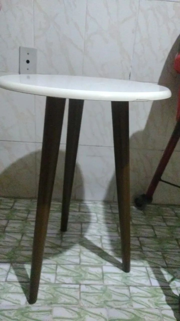 Mesa de cabeceira branca 