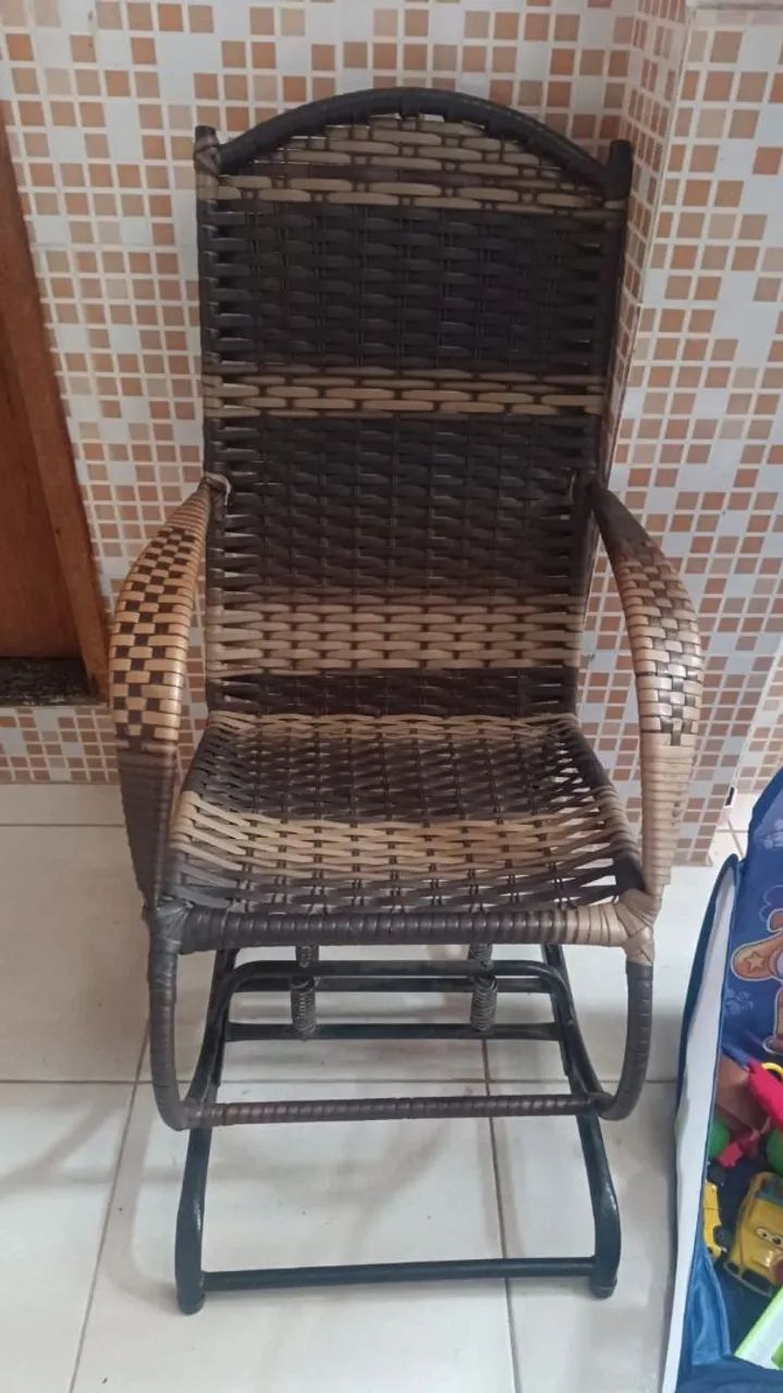 Cadeira de balanço de ferro trabalhada Duas disponíveis unidade R$ 360.00