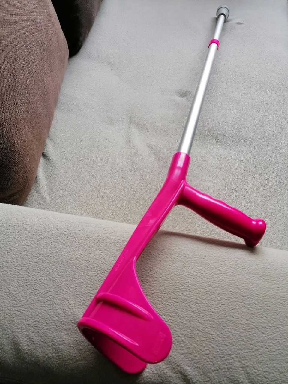 Muleta canadense fixa rosa com estrutura em alumínio resistente e braçadeira ergonômica. - Foto 2