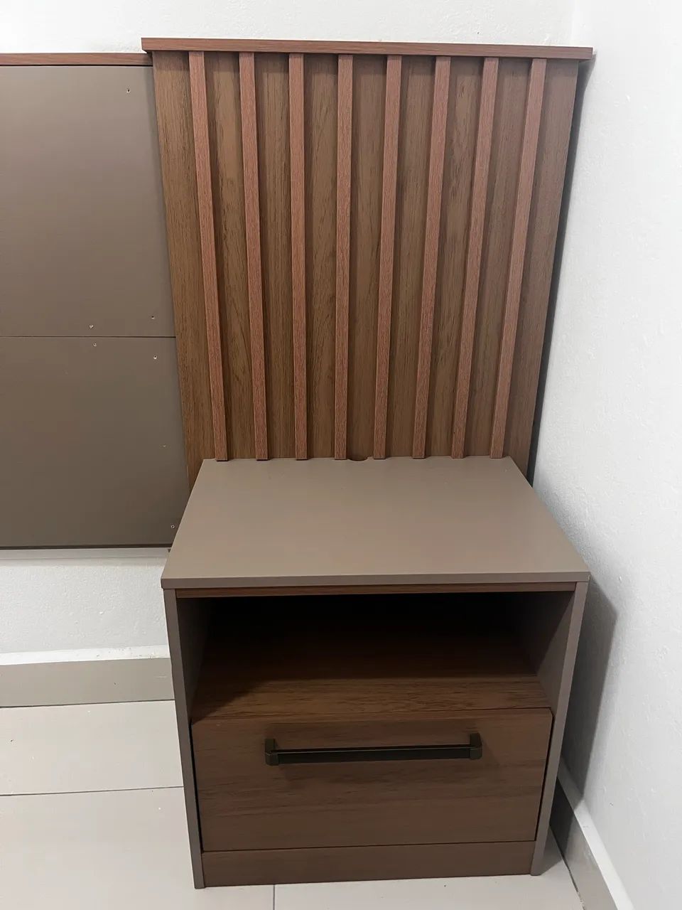 Cabeceira de cama regulável ripada com 2 criados-mudos (casal, queen ou king) - Foto 4
