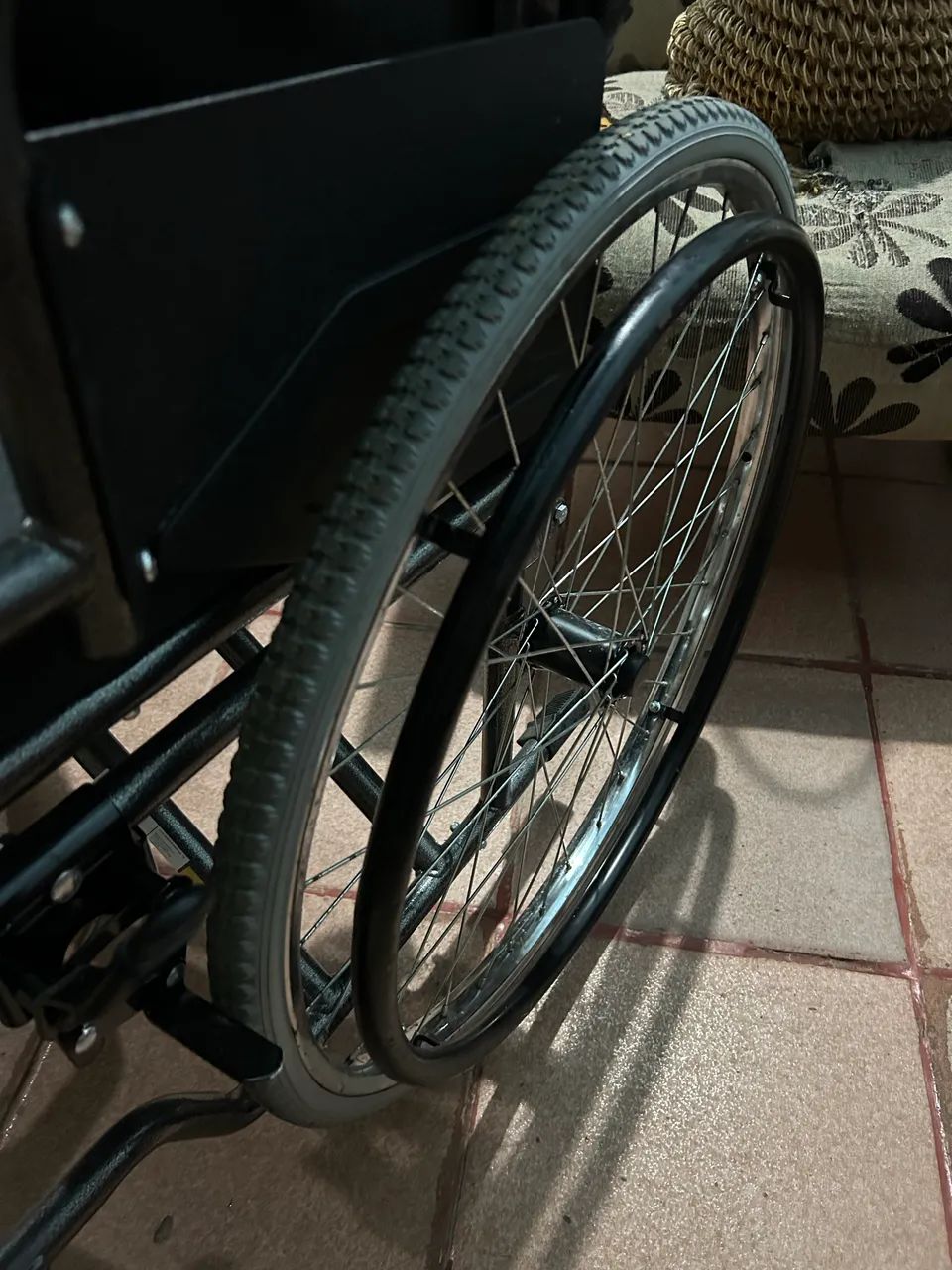 VENDO CADEIRA DE RODAS SEMINOVA  - Foto 2