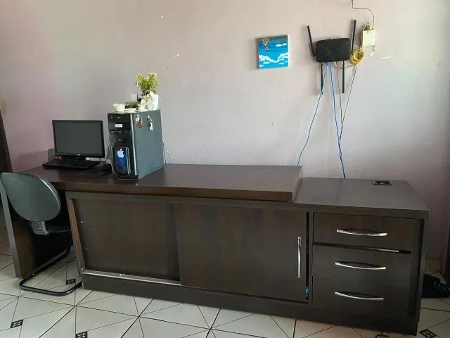 mesa  para escritorio ou sala com portas de correr e gavetas - Foto 3