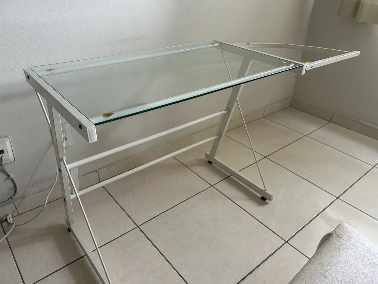 Mesa de Vidro e Cadeira Branca