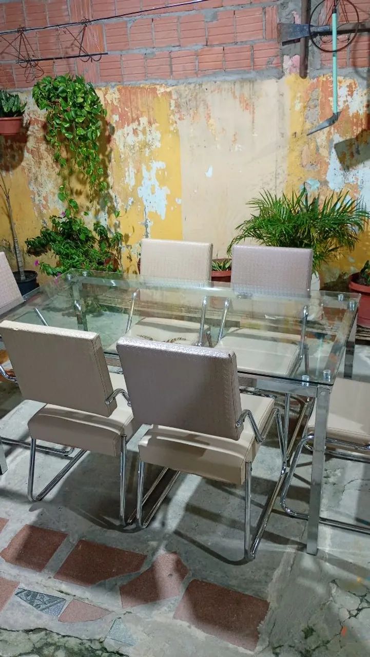 Mesa de jantar de vidro apenas duas poltronas desgastada o resto tudo novo.. - Foto 3