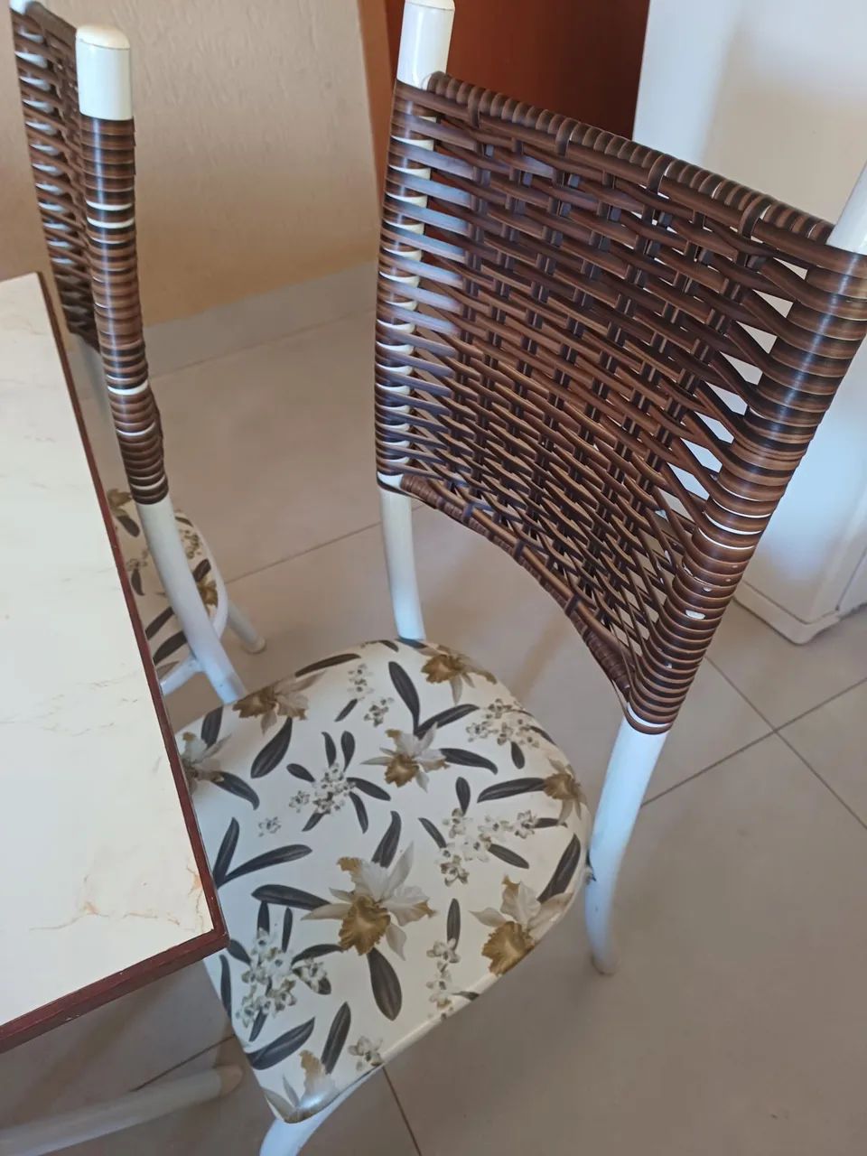 Mesa com cadeiras - Foto 2