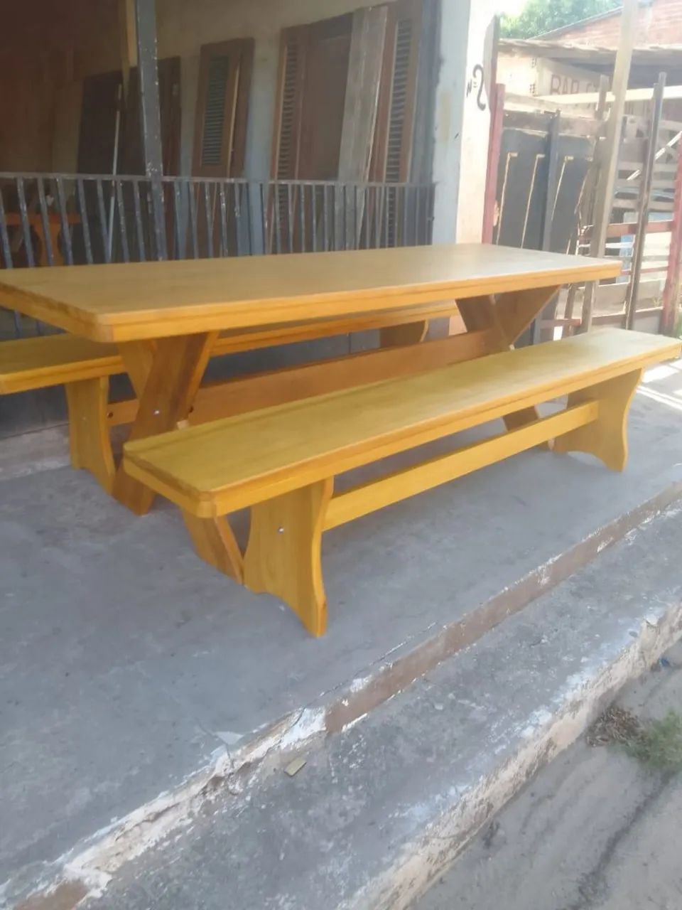 Mesa com 2 bancos em madeira 