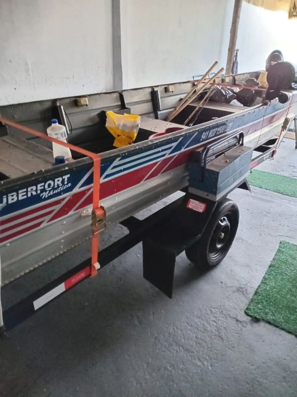 Canoa com motor e carretinha