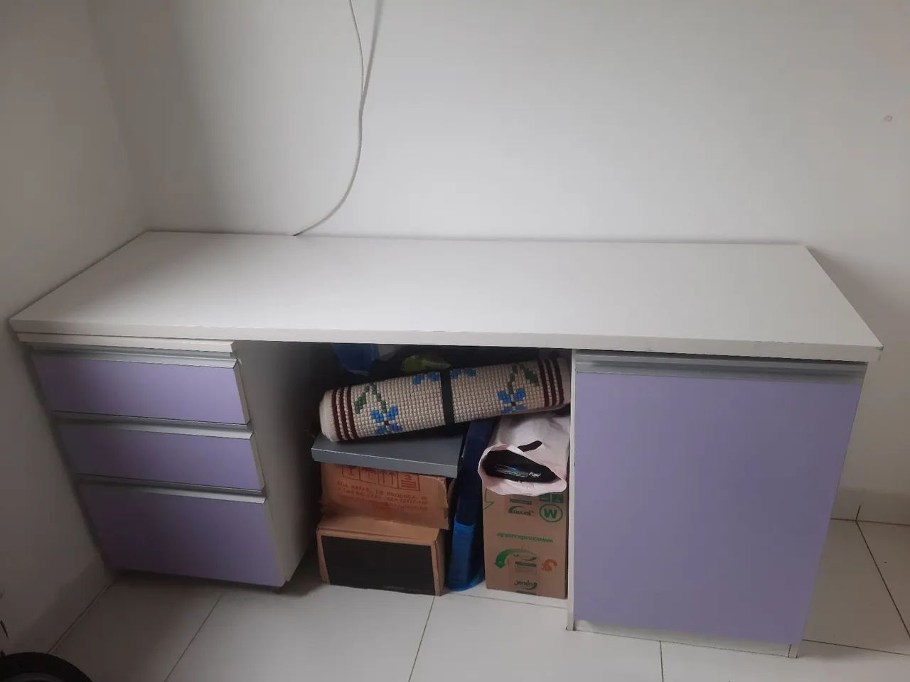 Escrivaninha branca e roxa