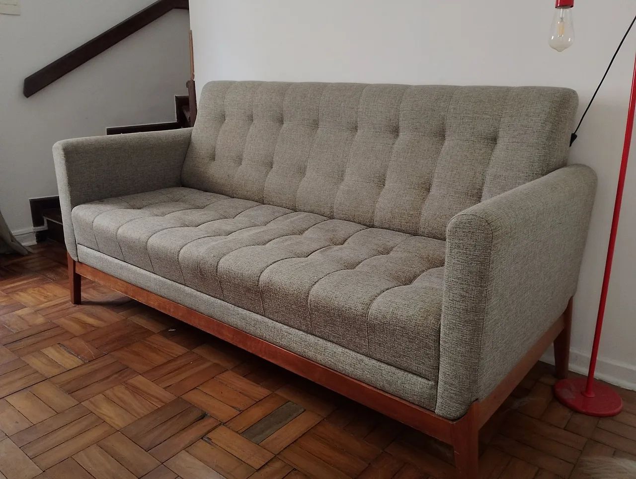 Sofá 3 Lugares Estilo Retrô em Madeira - Mobly - Excelente Estado
