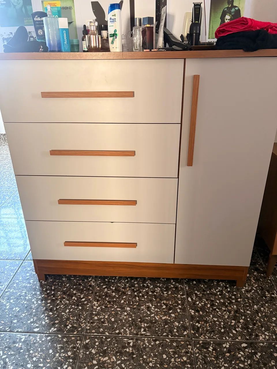 Cômoda 4 gavetas 1 porta 