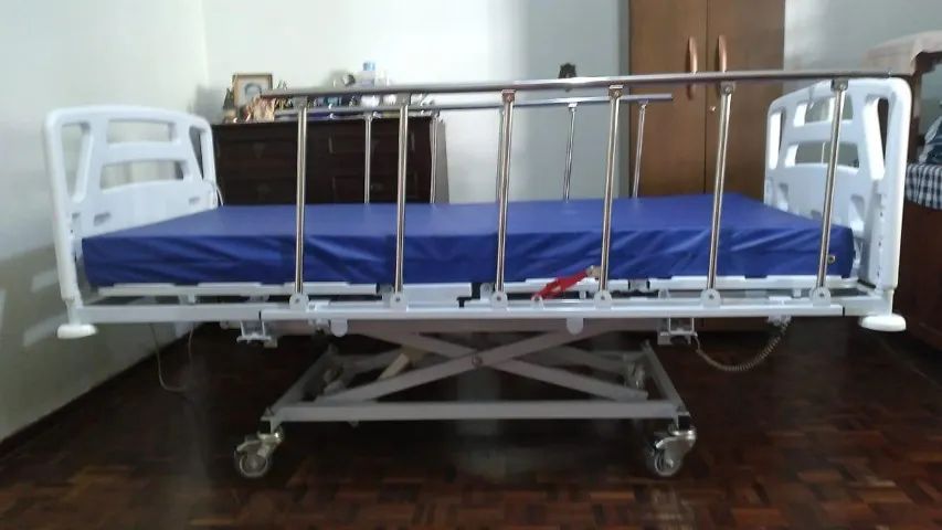 vende-se cama hospitalar e cadeira de banho - Foto 4