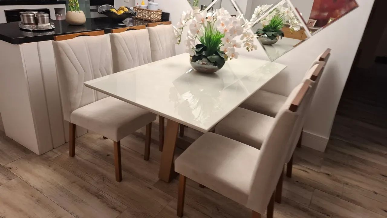 Mesa com 6 cadeiras