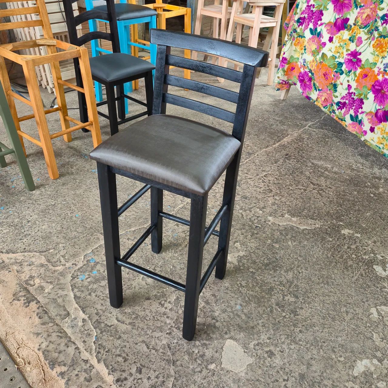 Banquetas e cadeiras com estofado  - Foto 3