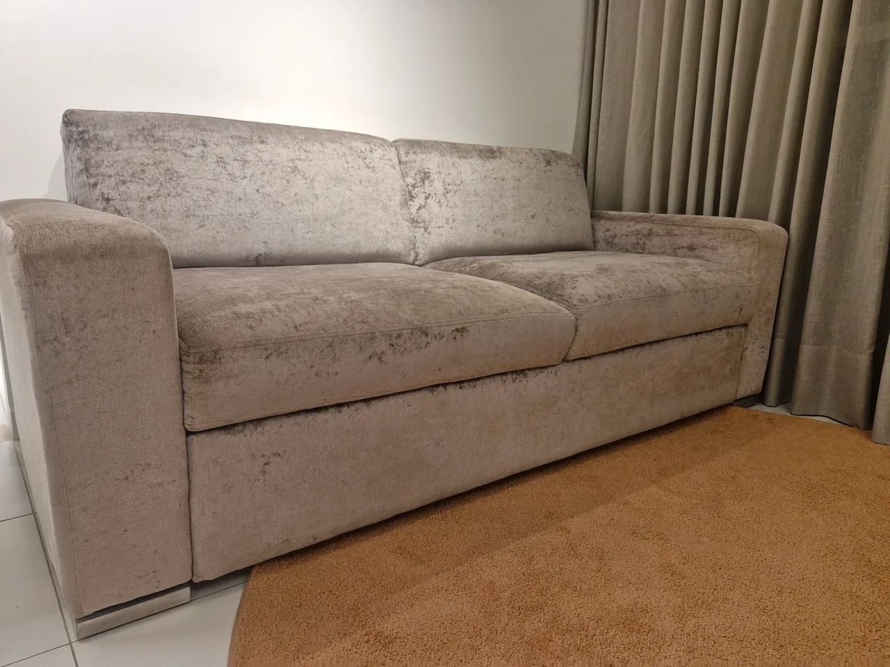 Sofá em ótimo estado 1,95×0,90 cm com espuma D33, recém colocada, cinza, com pés em aço. - Foto 3