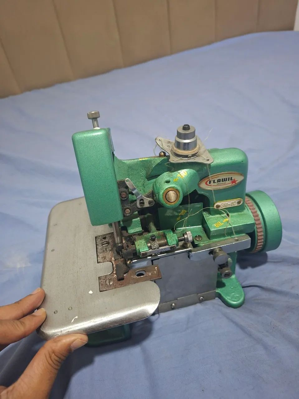 Máquina overlock com mesa de encaixe