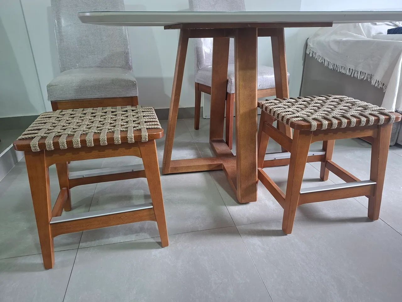 Mesa com 2 cadeiras e 2 bancos - Foto 2