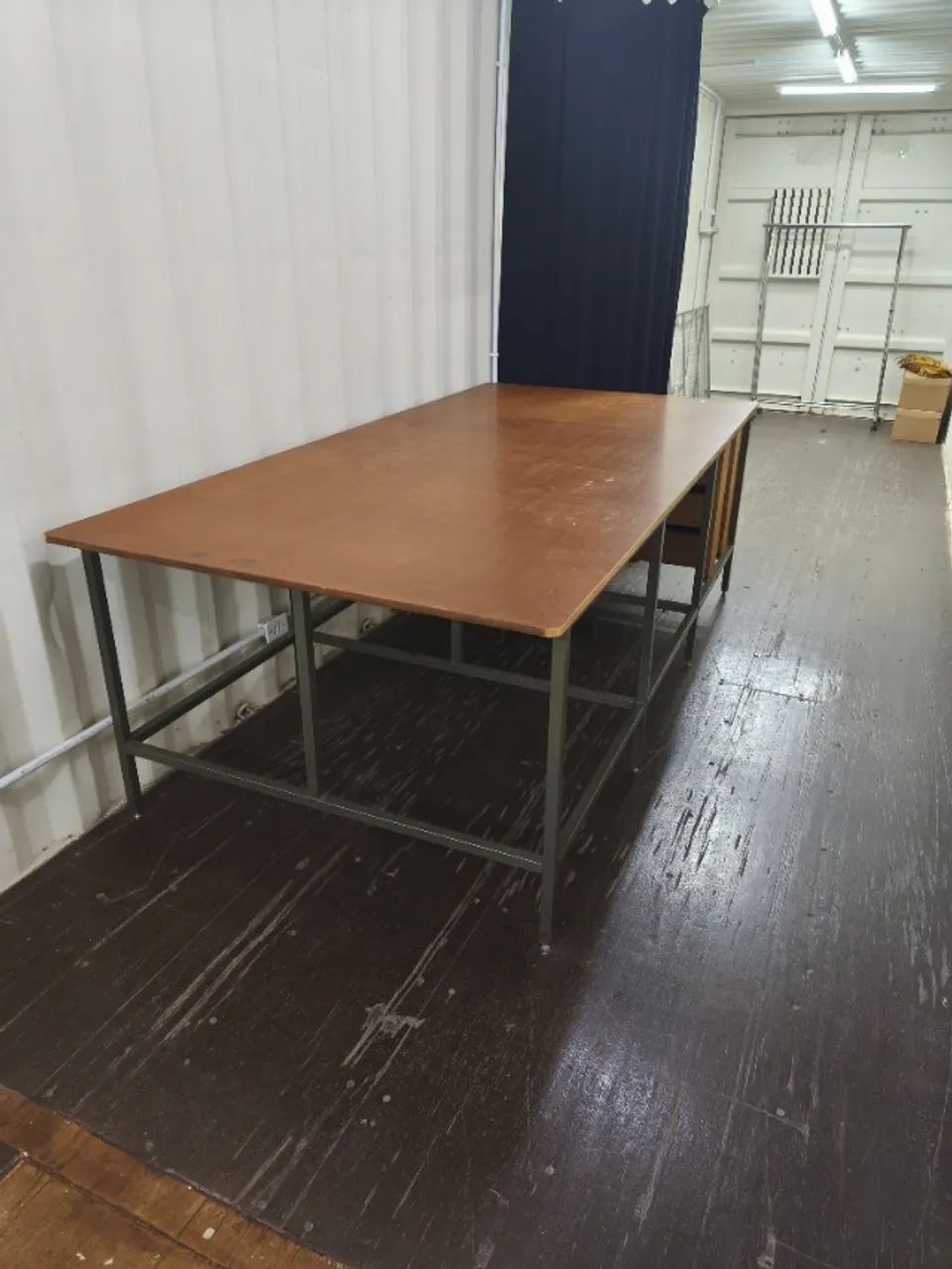 MESA COM ESTRUTURA EM FERRO E GAVETAS COM 1,33 X 2,75 (MTS)