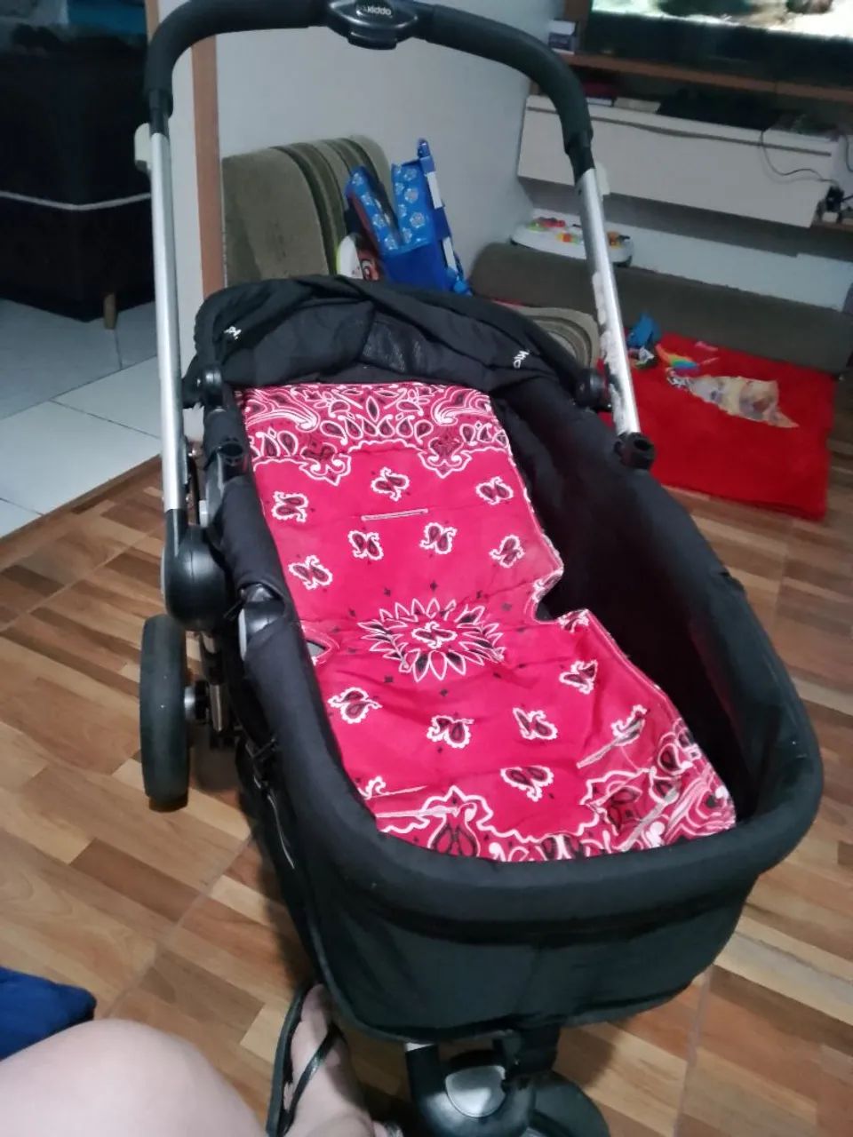 Carrinho monsters e banheira de bebê 