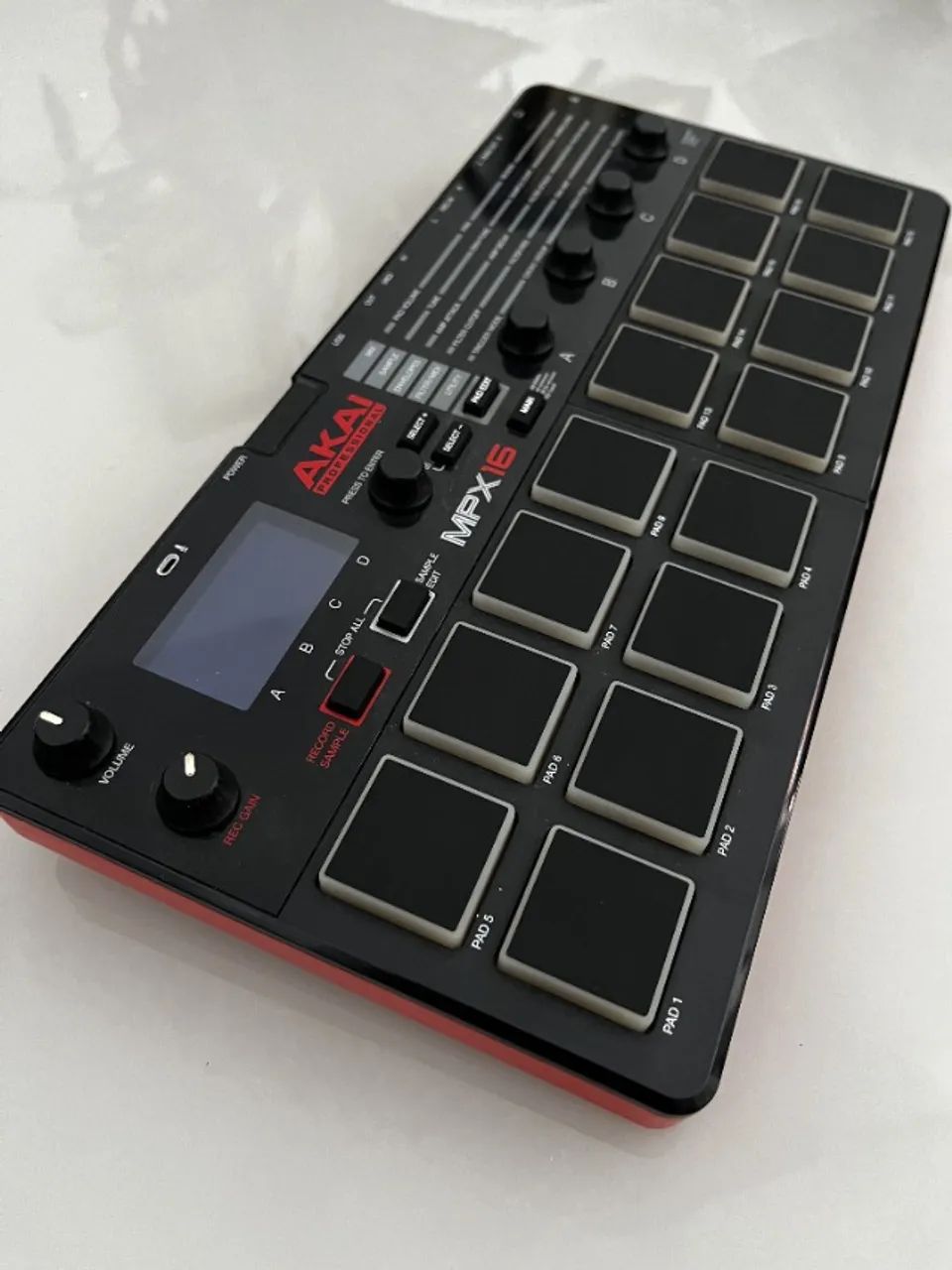 AKAI MPX 16 - Gravador/Reprodutor de sampler e controlador