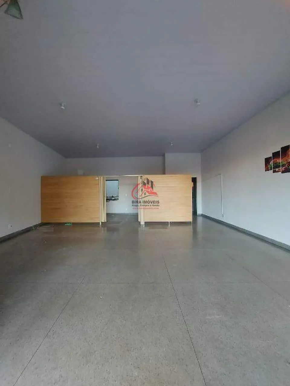 Galpão Comercial no Bairro São Vicente com Banheiro e Pia - 30m²