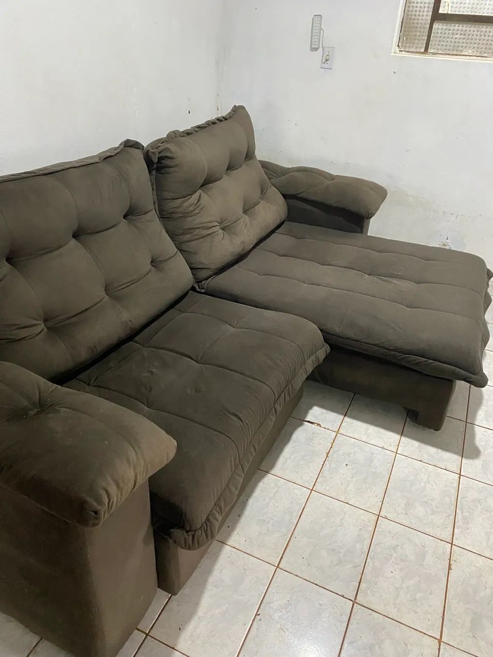 Sofá retrátil em suede marrom  - Foto 2