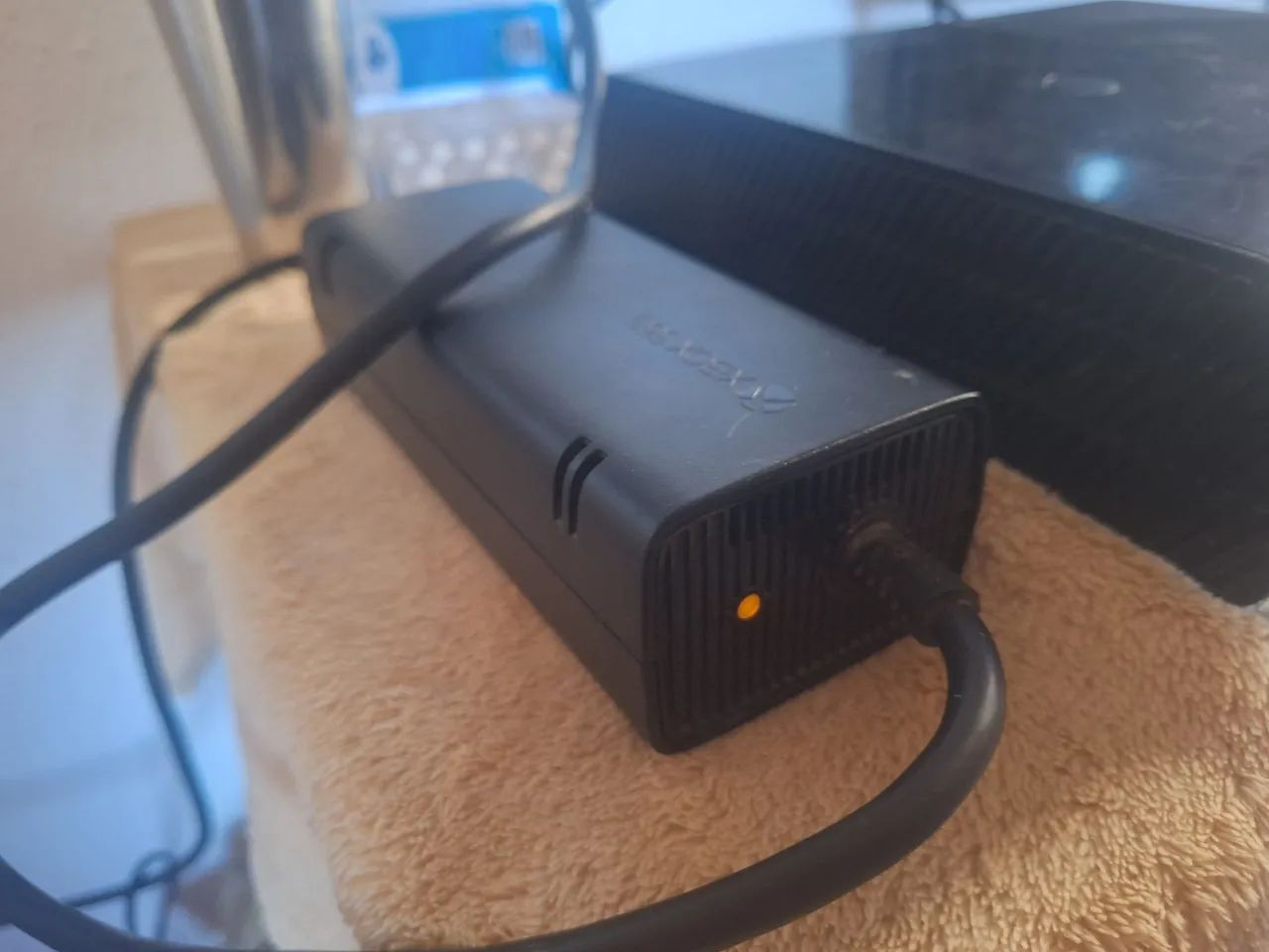 XBOX 360 E (SUPER SLIM) USADO COM LUZ VERMELHA (DEFEITO) - Foto 2