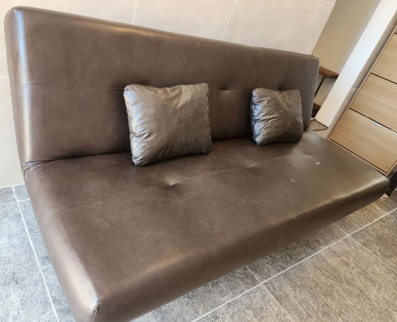 Sofá Cama Casal Couro com 2 almofadas  - Foto 2