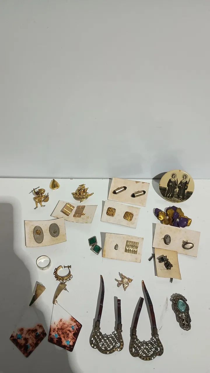 Lote de broches e bijuterias antigas <br>Todas pelo valor anunciado