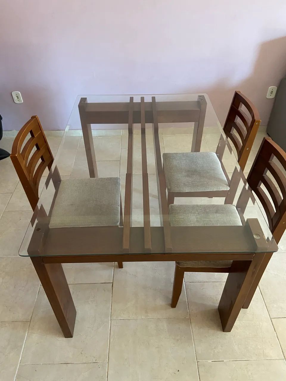 Mesa com tampo de vidro + 3 cadeiras
