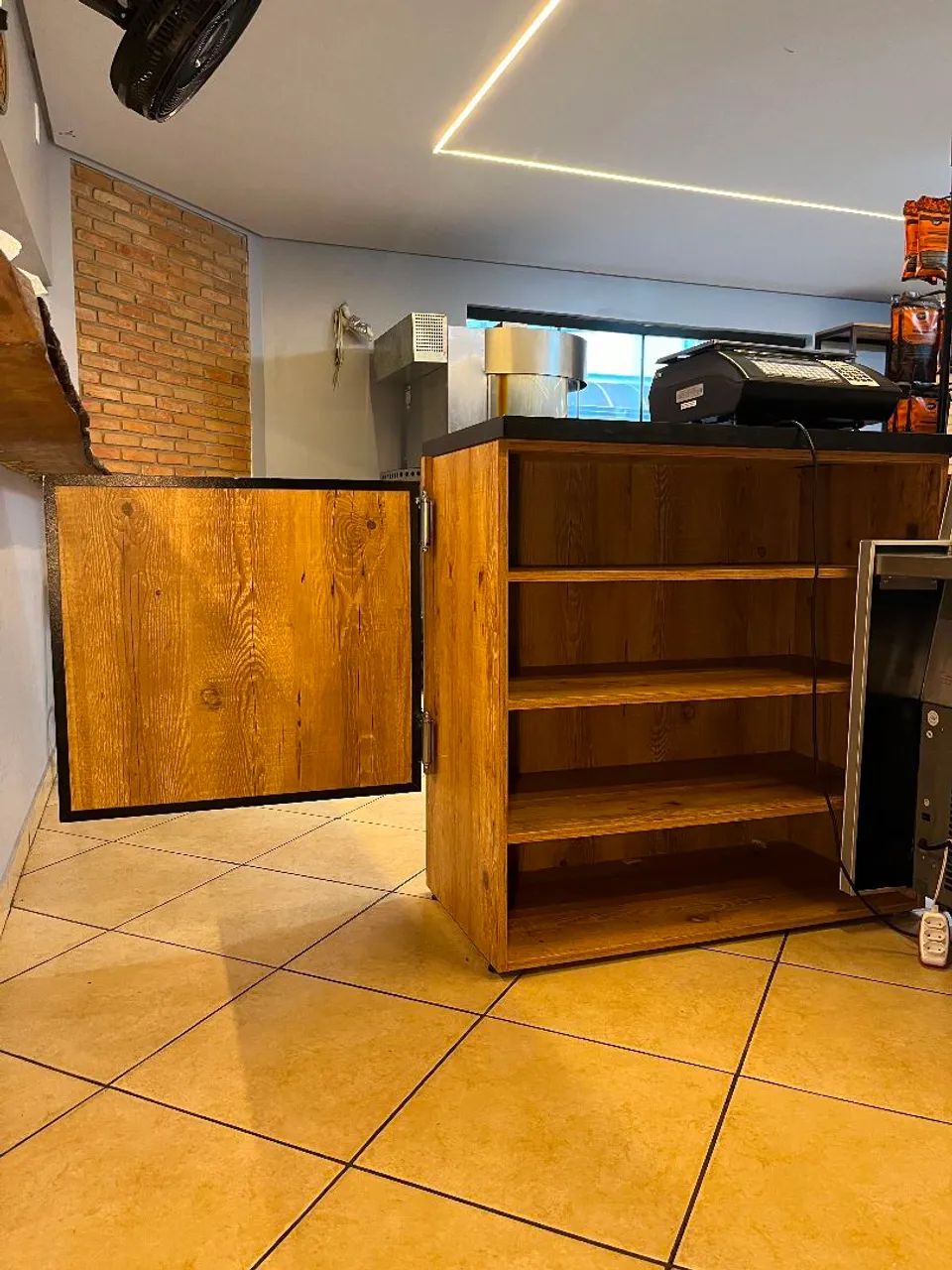 Móveis alto padrão para comércio. Balcão caixa, armario e rateleiras. MDF e ferro - Foto 4