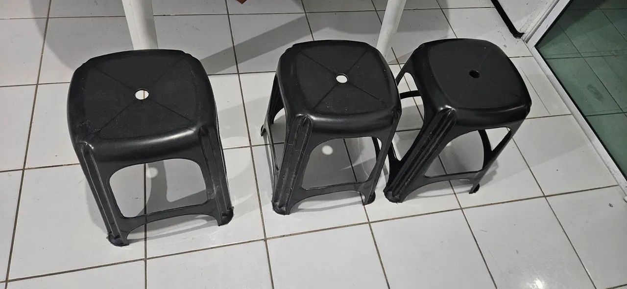 Mesa com três bancos de plástico - Foto 4