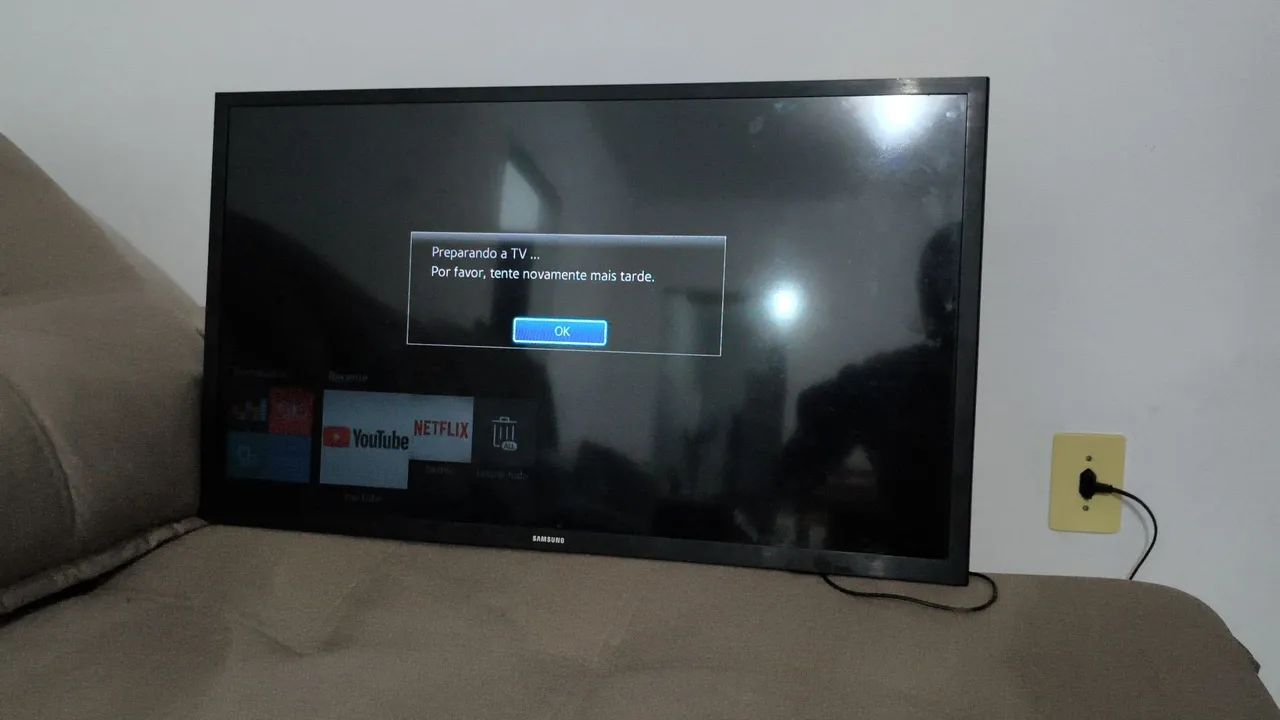 Tv Samsung 32 polegadas sem os pés com controle e smart tv <br>700 reais - Foto 2