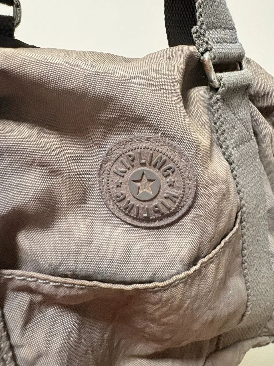 bolsa kipling cinza um pouco suja  - Foto 4