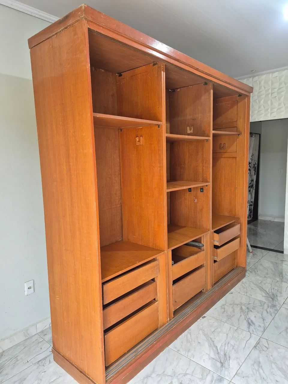 Guarda roupa de madeira