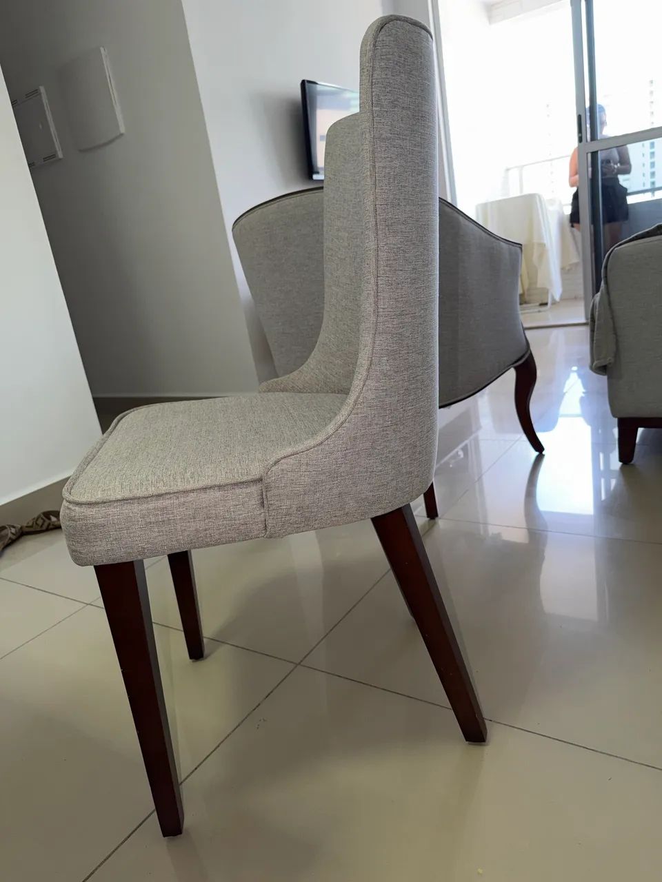 Poltrona para sala de estar, em linho, ideal para um ambiente clean e integrado.  - Foto 4