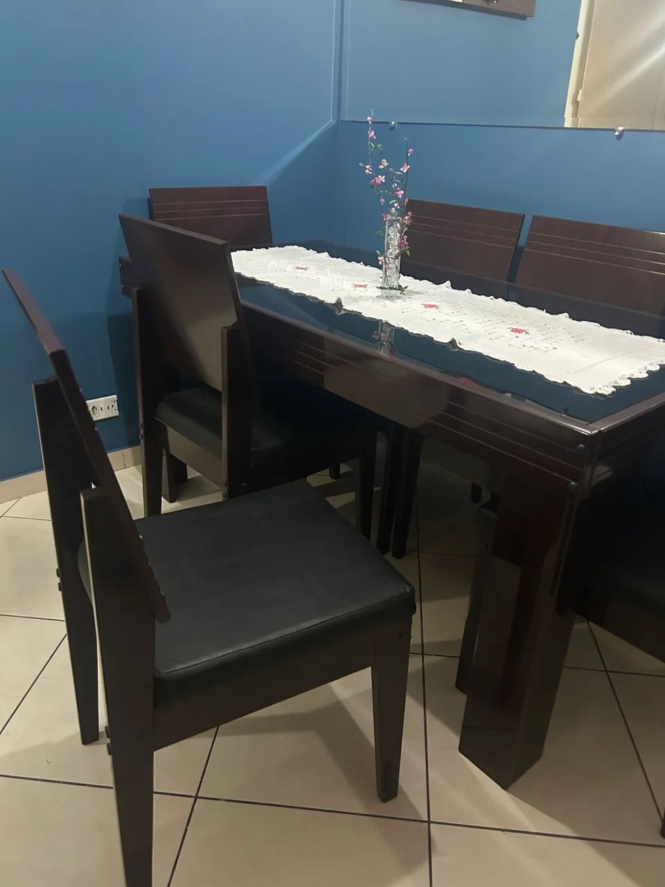Mesa6 lugares madeira e vidro com cadeiras