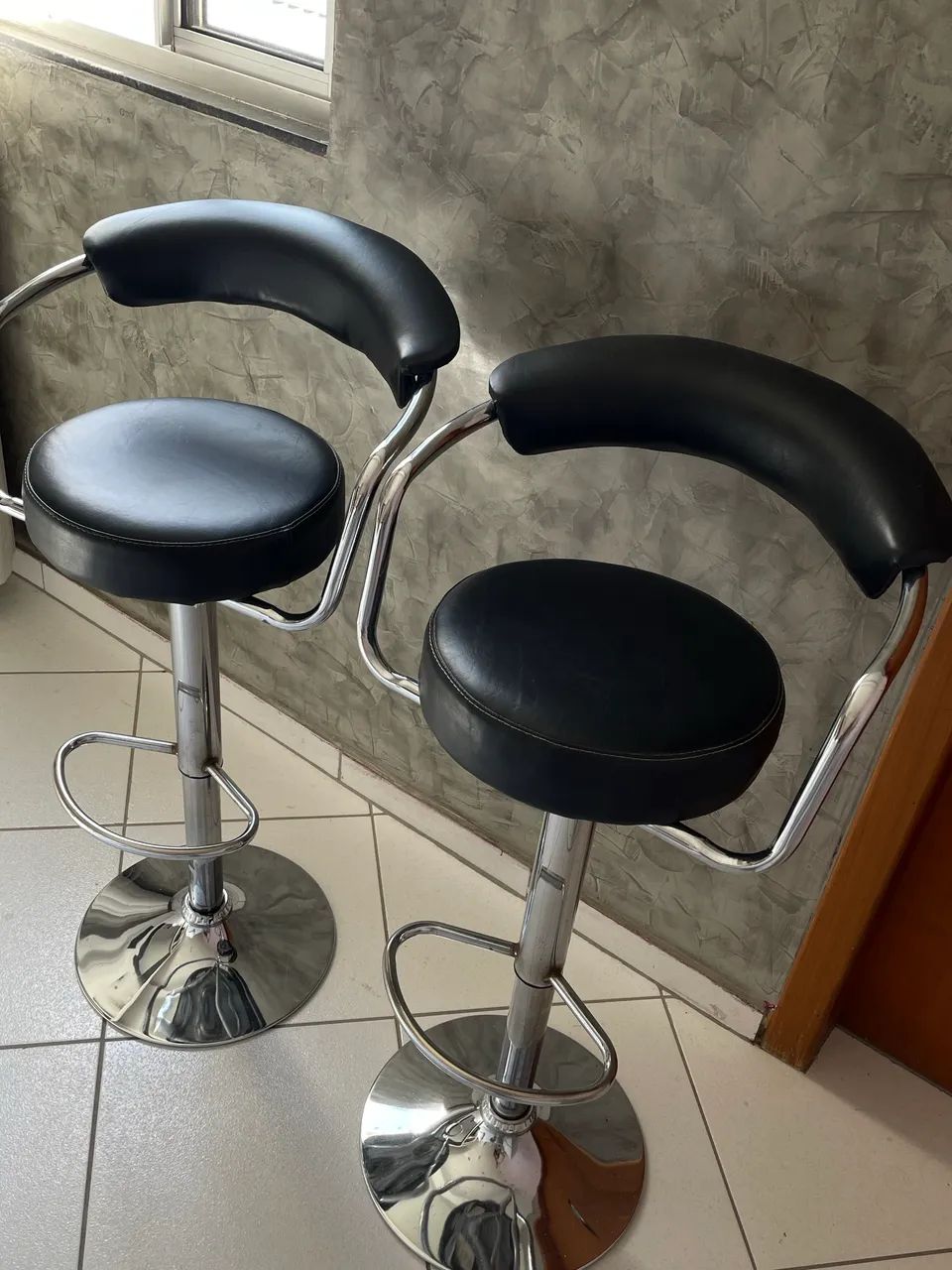 4 Banquetas de couro 