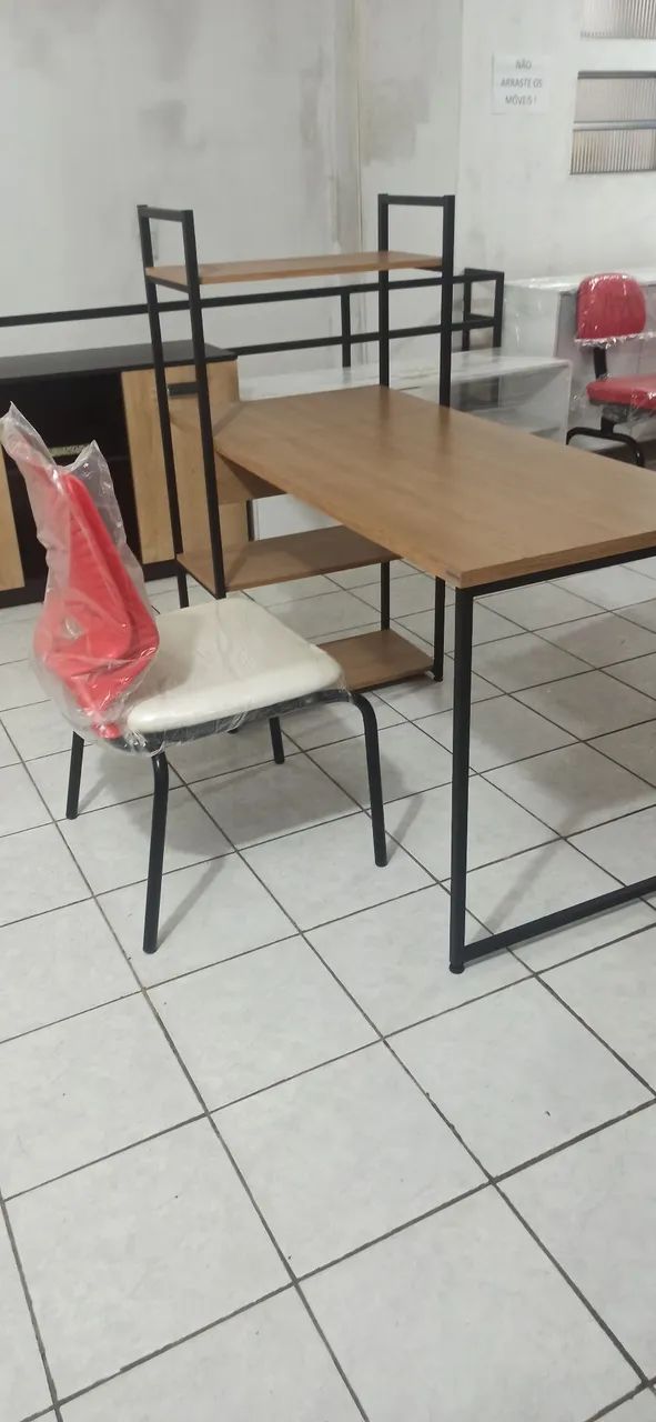 Escrivaninha e cadeira fixa  - Foto 3