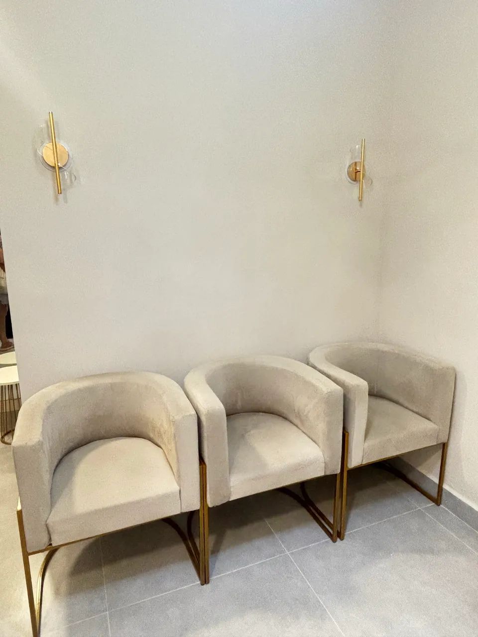 Poltrona bege com base dourada 