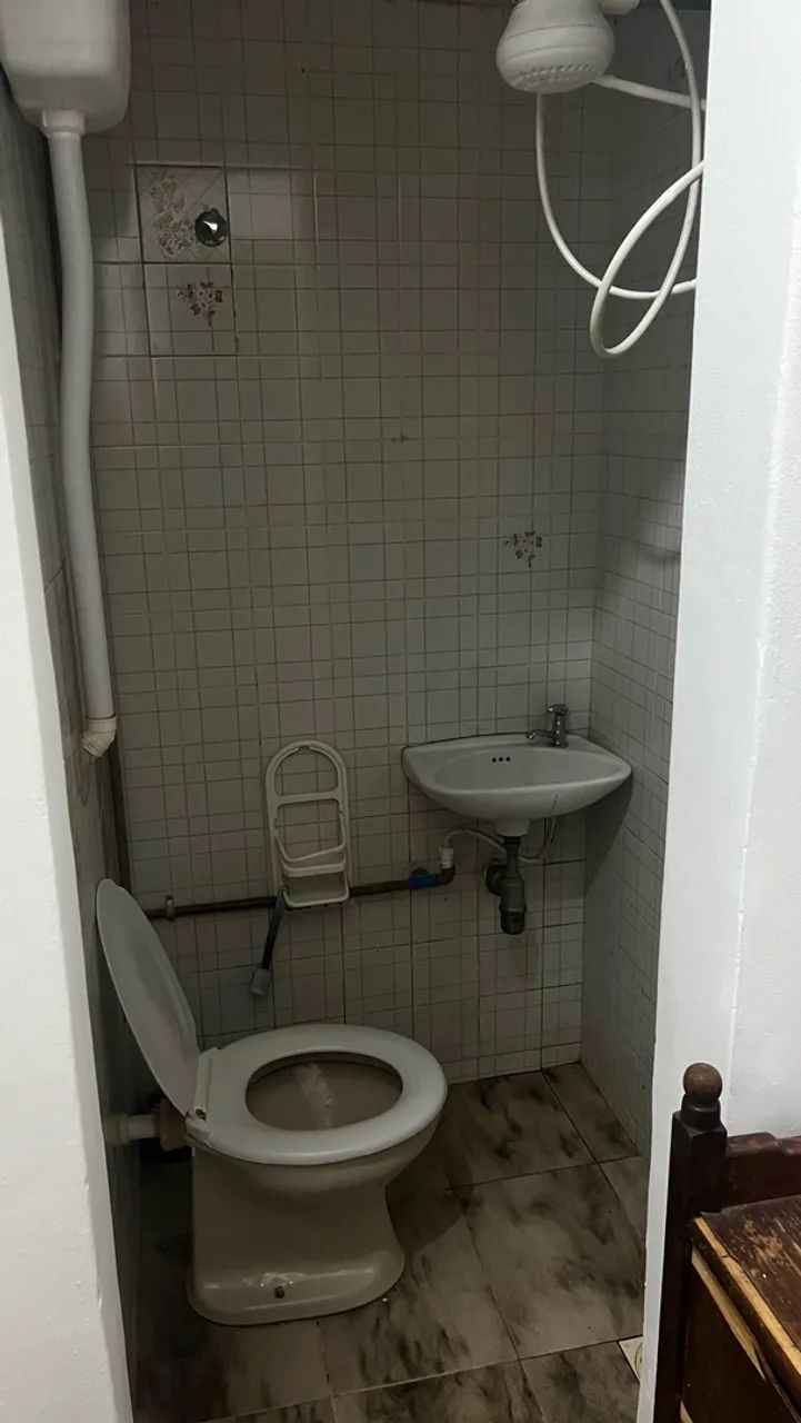 Quartinho com banheiro, tipo dependência  - Foto 2