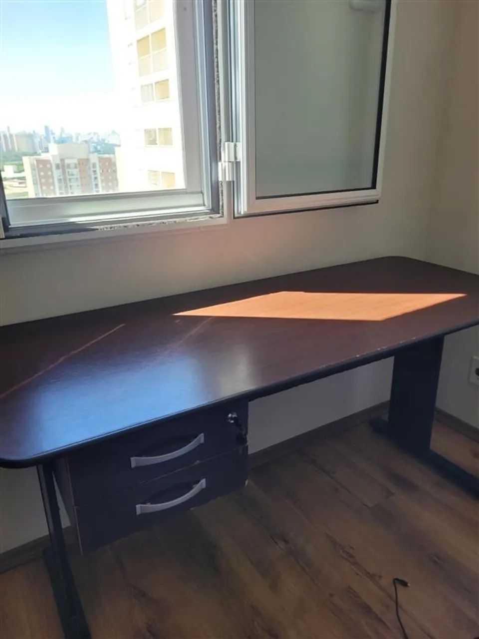 Mesa de escritório grande com 2 gavetas e chave - Foto 2