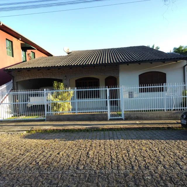 CASA EM URUSSANGA 2 PAVIMENTOS + PISCINA + CENTRO