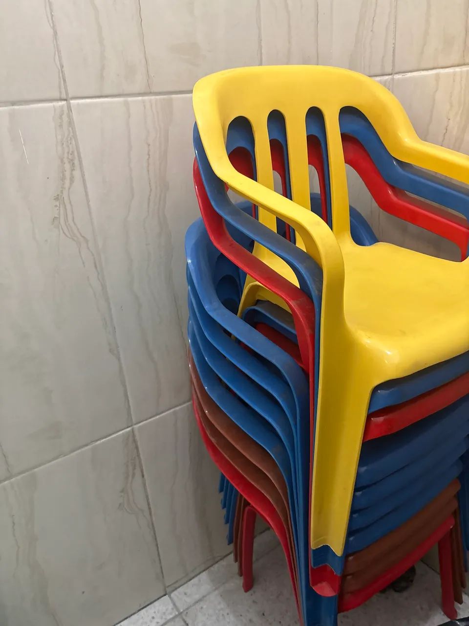 18 cadeiras de plástico infantis coloridas - Foto 4