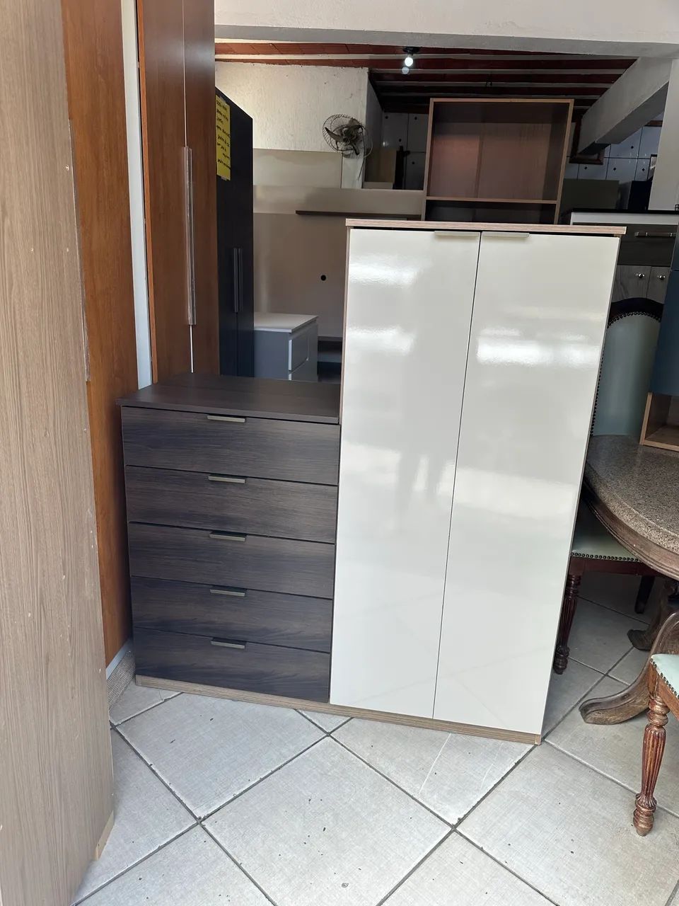 Cômoda com 5 gavetas 2 portas ao lado