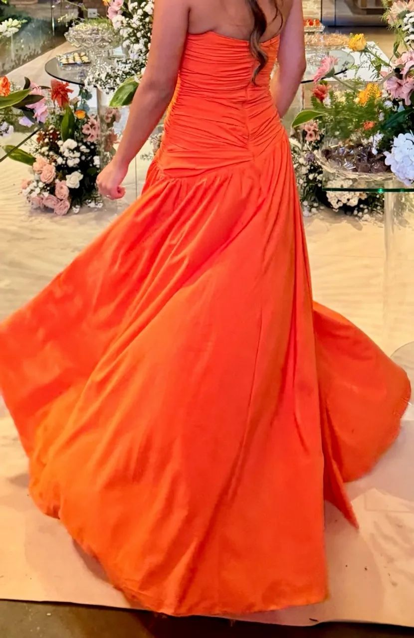 Vestido de festa laranja drapeado com capa - Foto 4