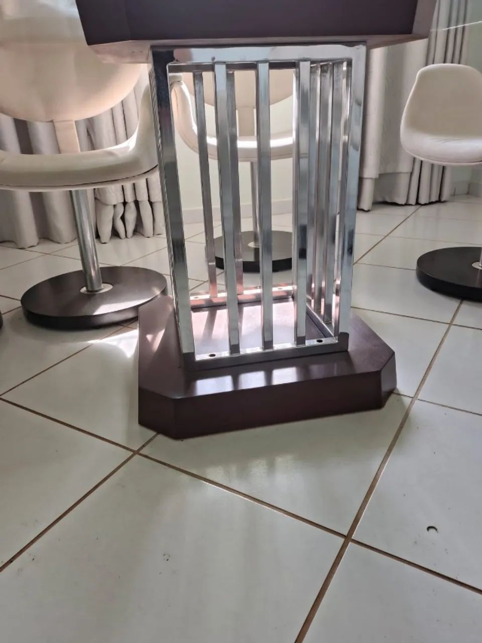 Mesa de vidro 1,5x1,5m com tampo giratório, com 8 cadeiras giratória  - Foto 3