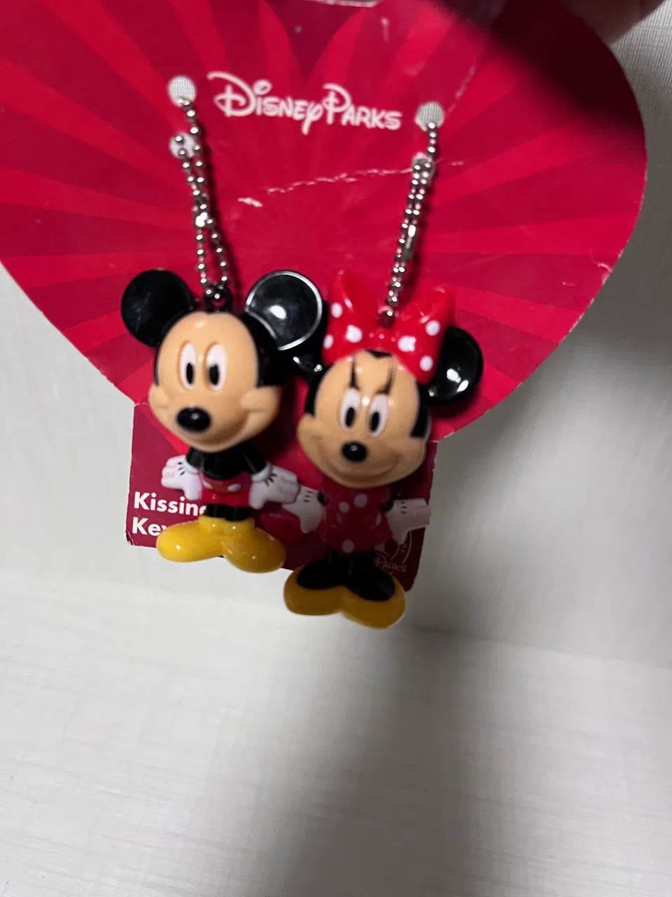 chaveiro estilo pingente com corrente disney parks mickey e minnie