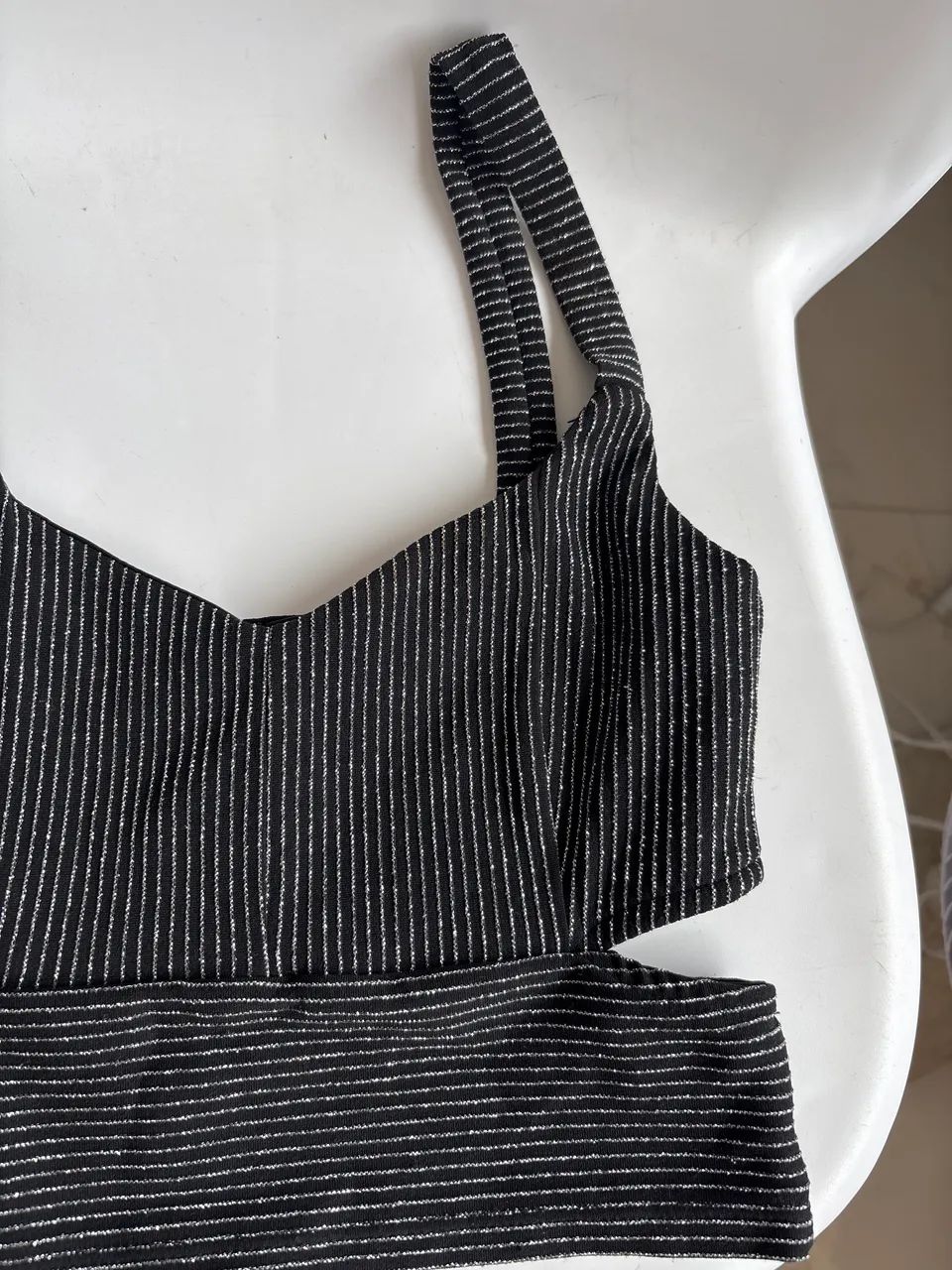 Roupa brilhante com decotes  - Foto 2