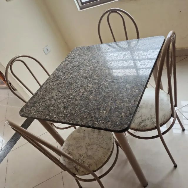 Mesa de mármore com 4 cadeiras 