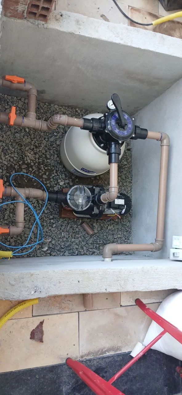 Trabalho com montagem de filtro e bomba de piscinas 